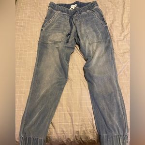 Bella Dahl Jean joggers. Size small. New with tags